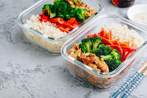 Kip teriyaki roerbak meal prep lunchbox containers met broccoli rijst en wortelen