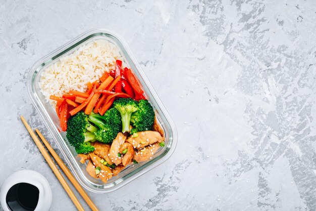 Kip teriyaki roerbak meal prep lunchbox containers met broccoli rijst en wortelen