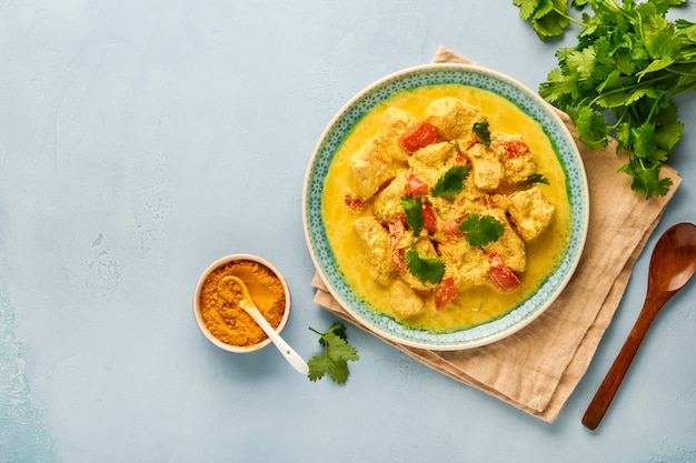 Kip tikka masala. curry, limoen, gember, koriander, chili, rijst, kruiden en specerijen