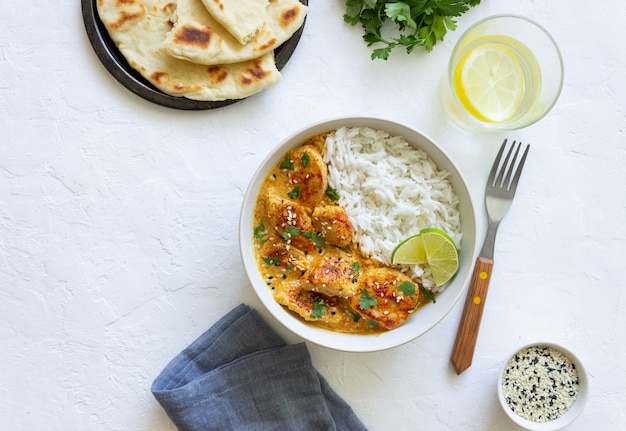 Kip tikka masala curry met rijst, kruiden en paprika. Indiaans eten. Nationale keuken.