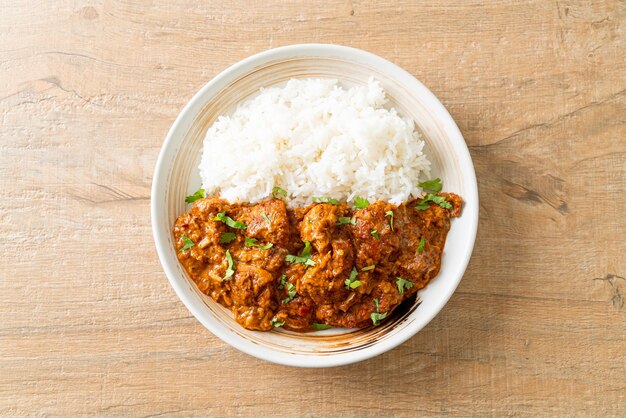 Kip tikka masala met rijst op bord