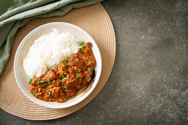 Kip tikka masala met rijst op bord