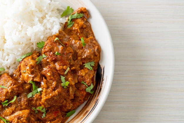 Kip tikka masala met rijst op bord