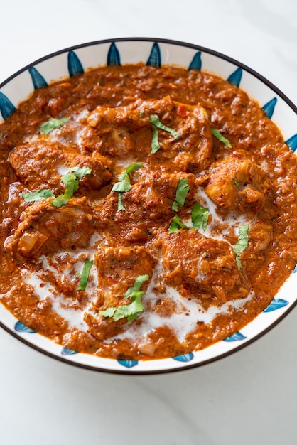 Foto kip tikka masala pittige curry vlees eten - indiase eetstijl