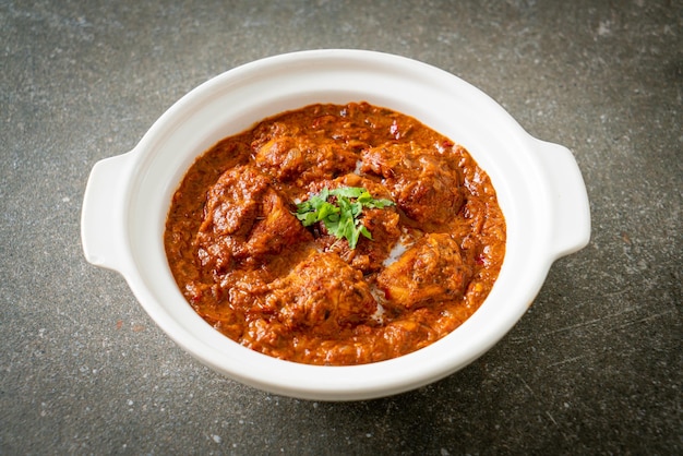 Kip tikka masala pittige curry vlees eten met roti of naan brood