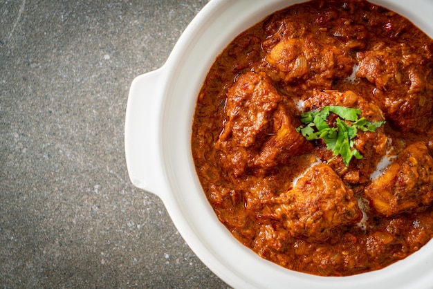 Kip tikka masala pittige curry vlees eten met roti of naan brood