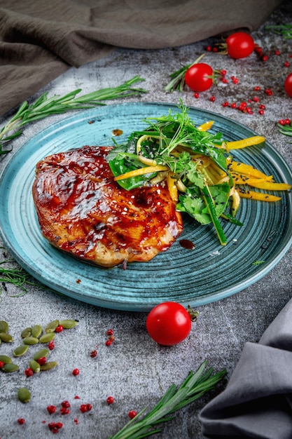 Kipfilet in rijke saus met groenten sesamzaadjes en kruiden