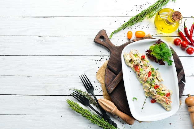 Kipfilet met champignons in roomsaus Restaurantgerechten Bovenaanzicht Gratis kopieerruimte