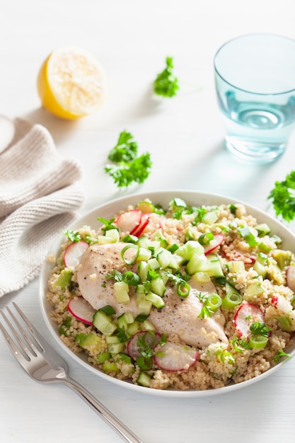 Kipfilet met couscous, komkommer, avocado, bosui, radijs. gezonde lunch