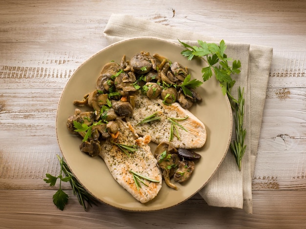 Kipfilet met gebakken champignons