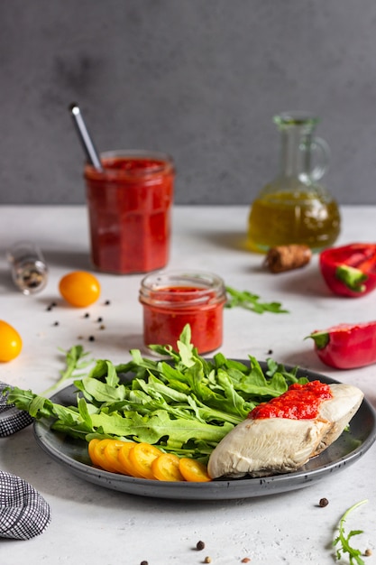 Kipfilet met rode peper en tomatensaus