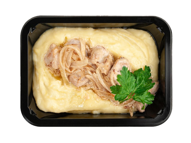 Kipfilet met uien en aardappelpuree in een container voor voedselbezorging witte achtergrond uitzicht van bovenaf geïsoleerd