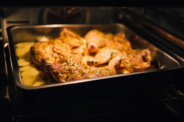 Kipfilets met aardappelen gebakken in de oven