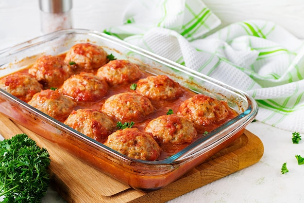 Kipgehaktballetjes in paprika en tomatensaus. kalkoen gehaktballen.