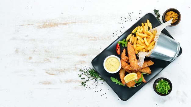 Kipnuggets frites en saus Bovenaanzicht Vrije ruimte voor uw tekst