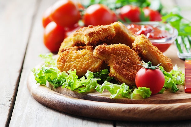 Kipnuggets op de houten tafel