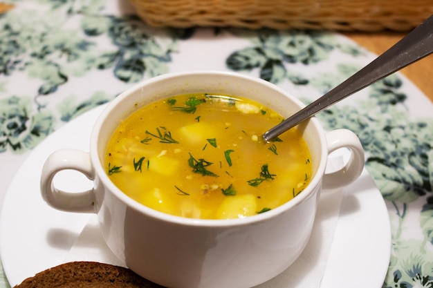 Foto kippenbouillon in een witte komclose-up