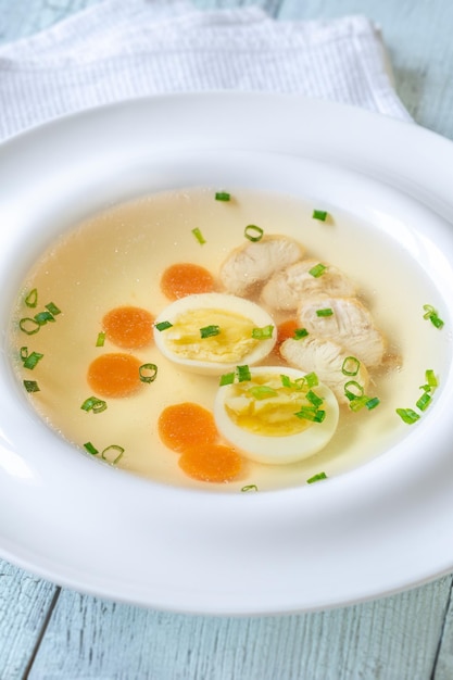 Kippenbouillon op bord