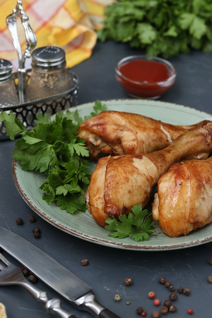 Kippenboutjes, gebakken in een marinade van ketchup en sojasaus op een donkere achtergrond