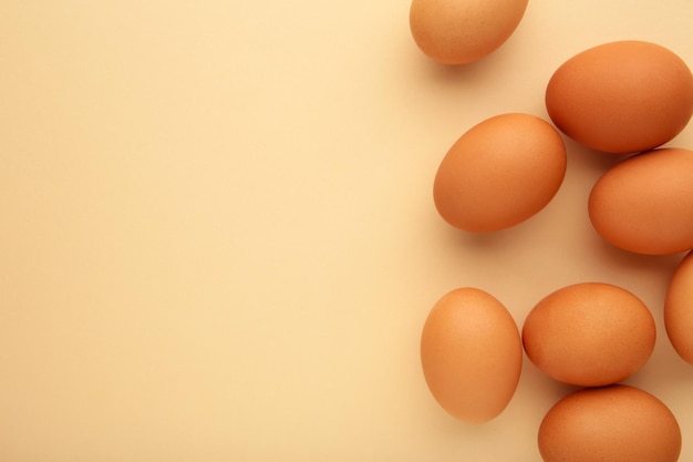 Kippeneieren op beige achtergrond Landbouwproducten natuurlijke eieren