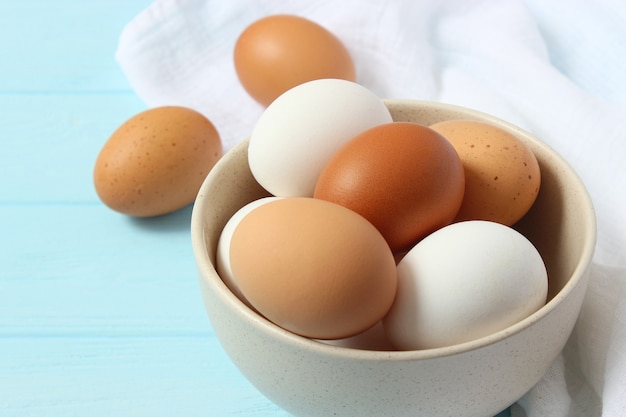Kippeneieren op een gekleurde achtergrond boerderijproducten natuurlijke eieren