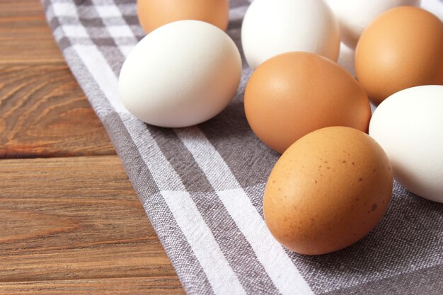 Kippeneieren op tafel boerderijproducten natuurlijke eieren