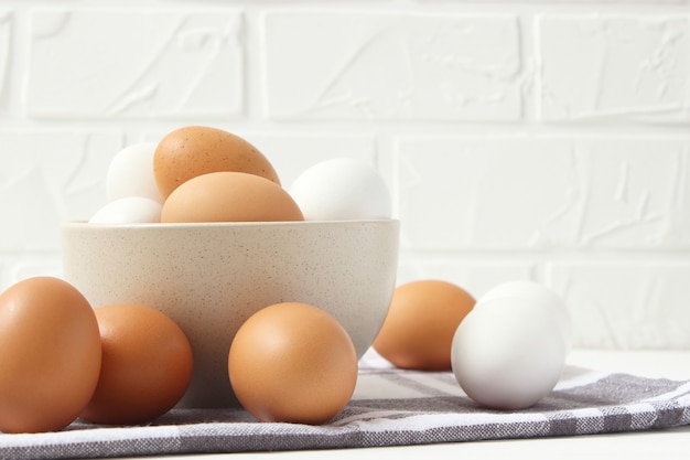 Kippeneieren op tafel boerderijproducten natuurlijke eieren