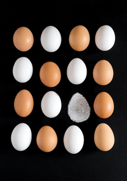 Kippeneieren Witte en bruine eieren op zwarte achtergrond Verticale foto Eieren achtergrond Ei concept