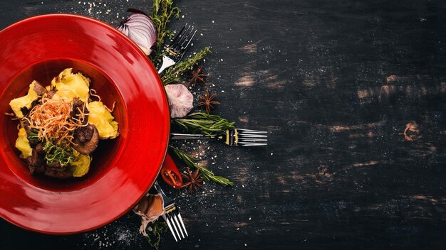 Kippenhart lever en maag gegrilde aardappelen in een hospice Vlees Warme hapjes Op een zwarte houten achtergrond Kopieer de ruimte