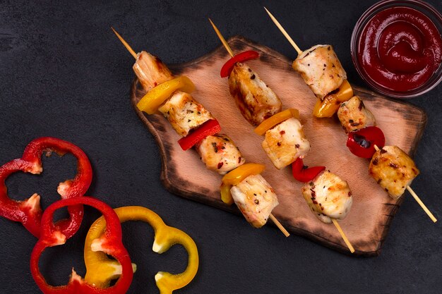 Kippenkebab met gegrilde groenten, op houten spiesjes.