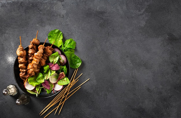 Kippenkebab met salade in plaat hoogste mening