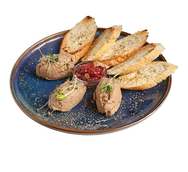 Kippenleverpastei met knapperig stokbrood en fruitgelei saus geïsoleerd op witte achtergrond Heerlijke eend of ganzenlever spread of foie met croutons op elegant restaurant blauw bord