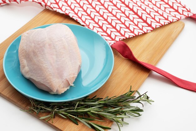 Kippennoedels koken Rauwe kipfilet op een tafel op een blauw bord in de keuken voor het koken