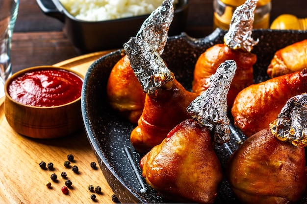 Foto kippenpoten in folie koken