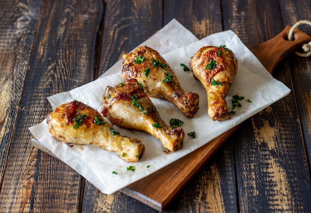 Kippenpoten op een houten tafel. Barbecue. Grill. Amerikaanse keuken. Recept. Rustiek.