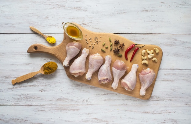 Foto kippenpoten op een snijplank. set kippendijen voor het koken