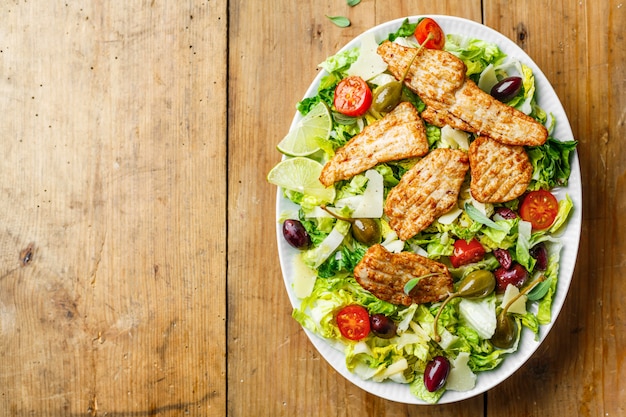 Kippensalade met groenten en olijven