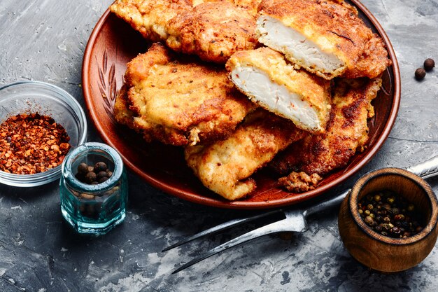 Kippenschnitzel op plaat