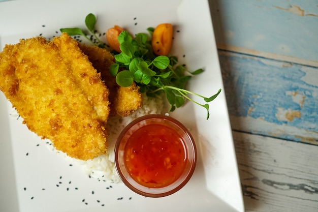 Kippenschotel op een restaurantlijst