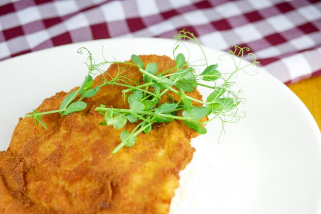 Kippenschotel op een restaurantlijst