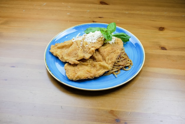 Kippenschotel op een restaurantlijst