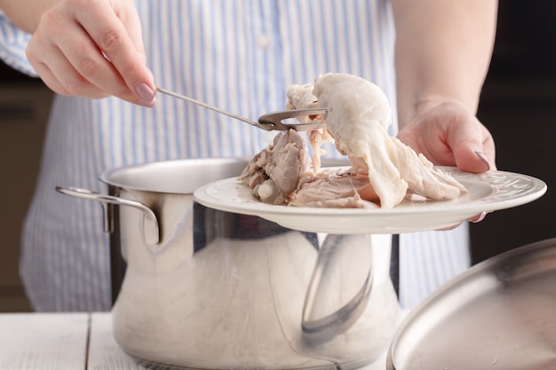 Kippensoep koken, gekookt kippenvlees