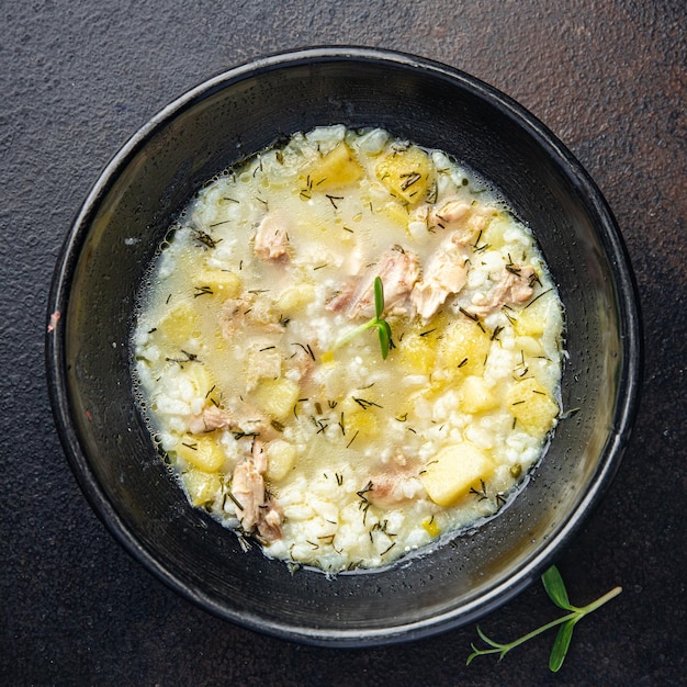 Kippensoep vlees rijst eerste gerecht groentebouillon verse maaltijd eten dieet snack op tafel