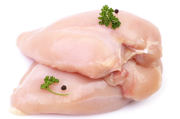 Kippenvlees dat op wit wordt geïsoleerd