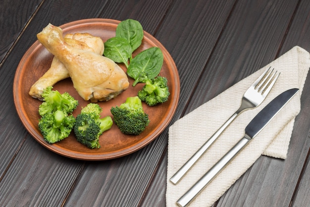 Kippenvlees met broccoli en spinazie op ceramische plaat