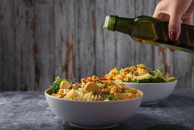 Kippsalade met pasta en groenten Gezonde maaltijd Lateraal zicht