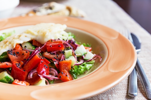 Kipsalade met tomaten, uien, komkommers en kaas