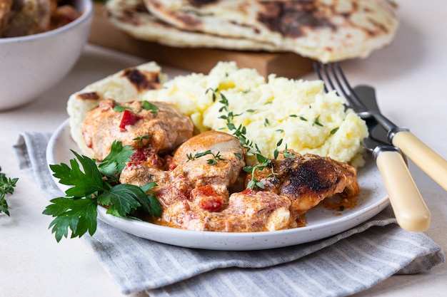 Kipstoofpotje met zoete paprika en zure room