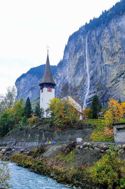 Кирхе Лаутербруннен в утреннем тумане.