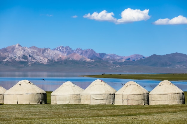 Foto kirgizische yurts aan de oever van het bergmeer